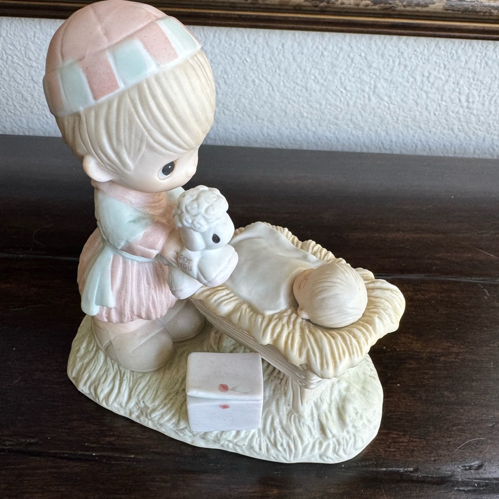 Precious Moments Figurine Christmas is a Time to Share
